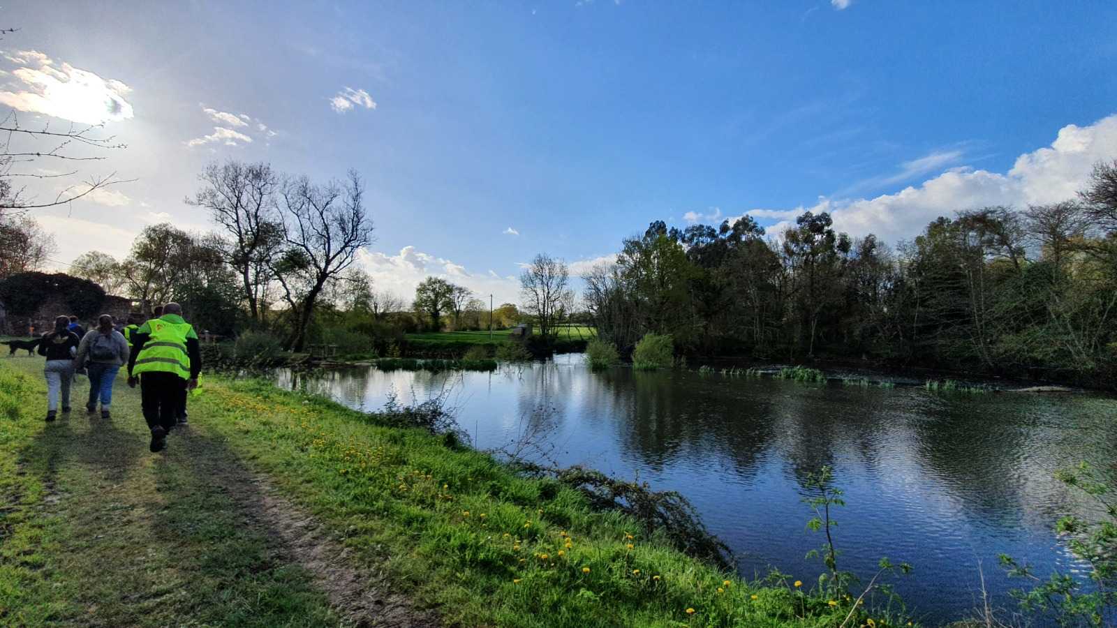 Marcheurs le long de la rivière du Lay lors de la balade gourmande en Vendée