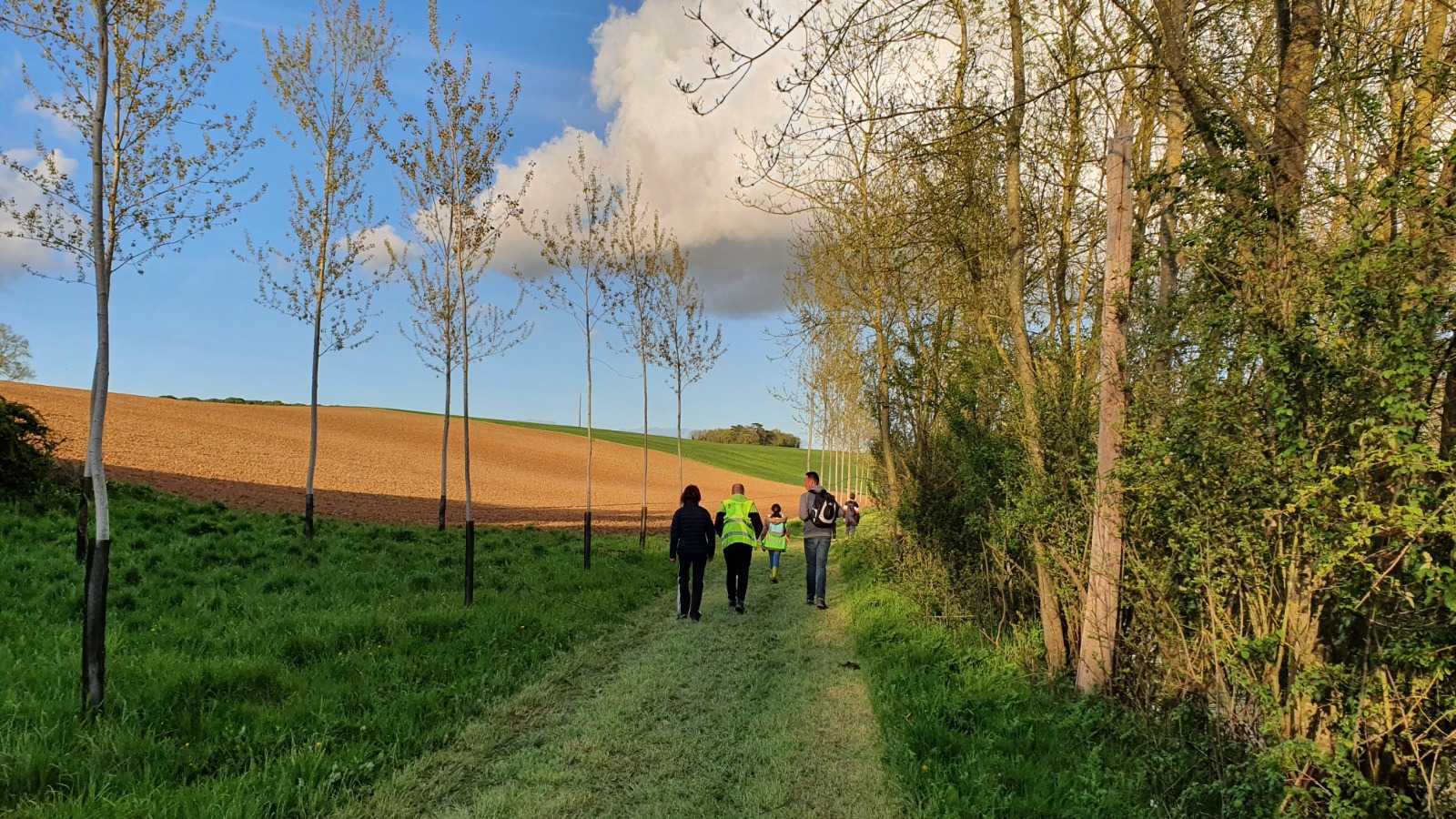 Sentier champêtre à travers les champs lors de la randonnée gourmande