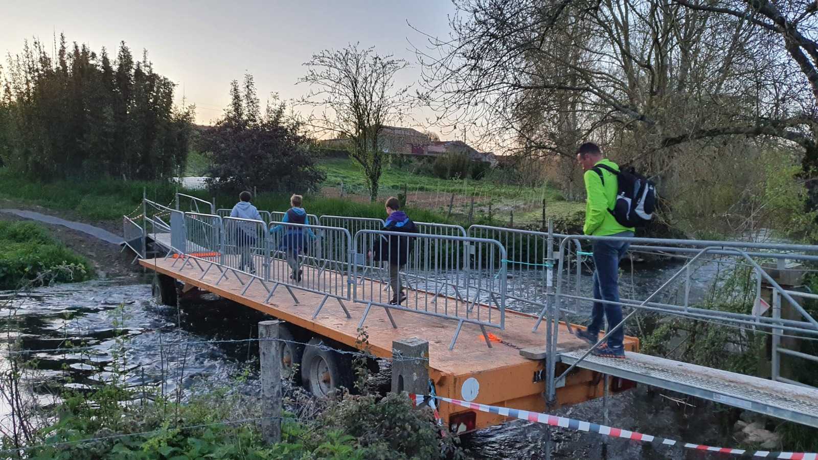 Passage sur la passerelle au-dessus du Lay lors de la marche nocturne