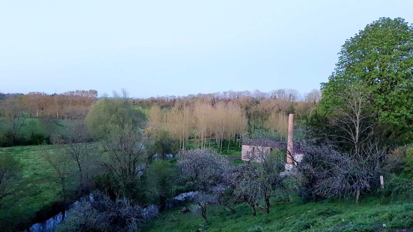 Vue panoramique sur le bocage vendéen et son ancien moulin